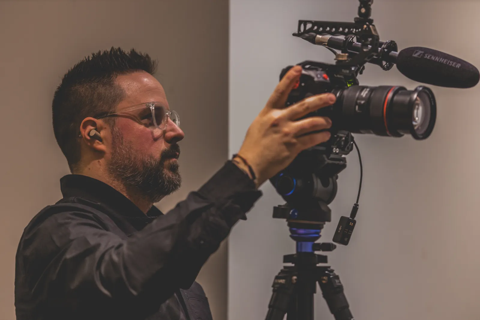 Caméra cinéma professionnelle et micro sur trépied